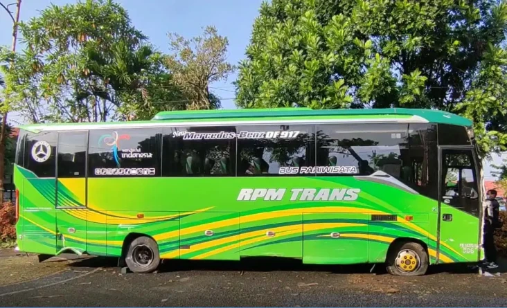 Laka Maut Bus Tabrak...