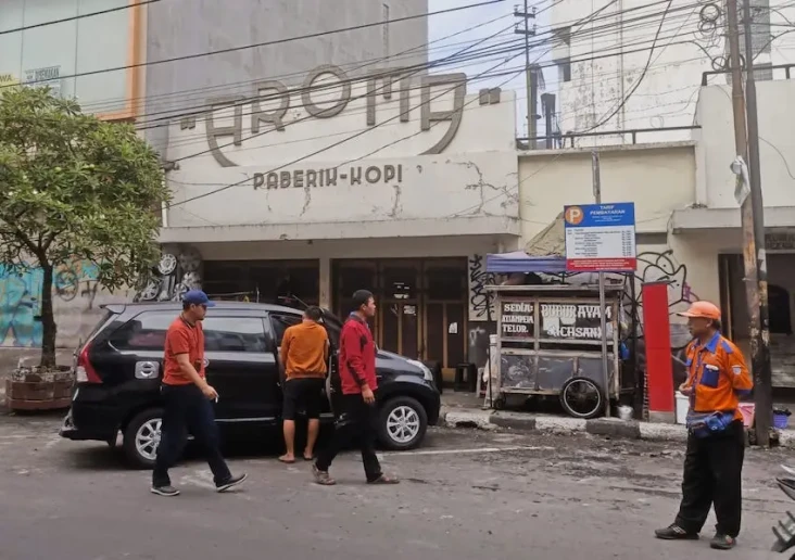 Nyaris Gulung Tikar,...