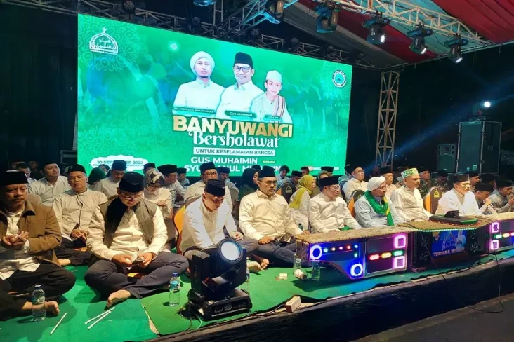 Puluhan Ribu Warga Banyuwangi...