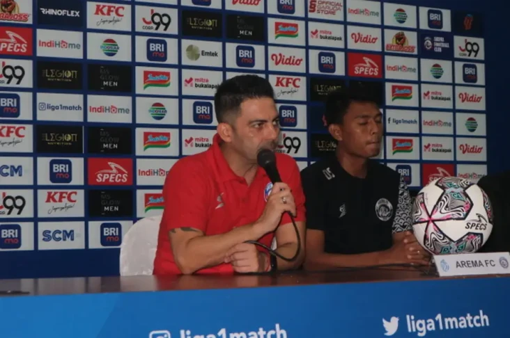 Arema Kalah Saat Jamu...