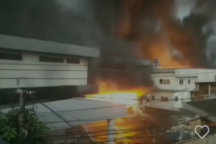 Lebih dari 4 Jam Berkobar,...