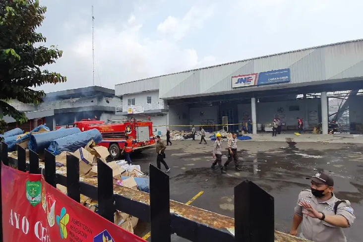 Kebakaran Gudang JNE...