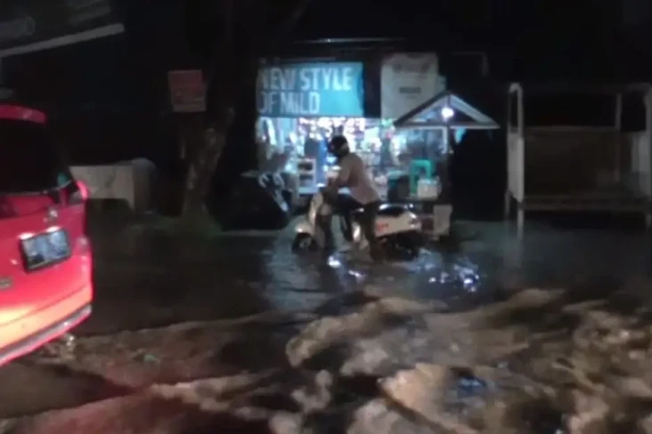 Banjir Rendam Jalan...
