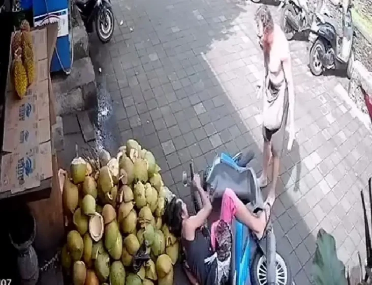 Dorong Pemotor di Bali...