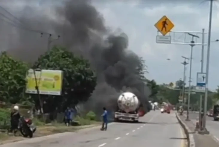 Truk Tangki LPG Terbakar...