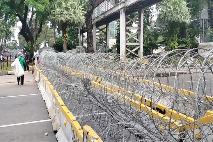 Polisi Tutup Jalan Sekitar...