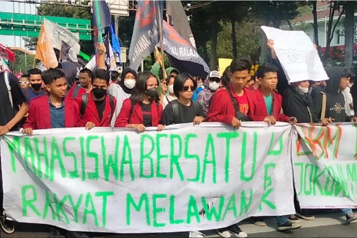 Massa Mahasiswa Pengunjuk...