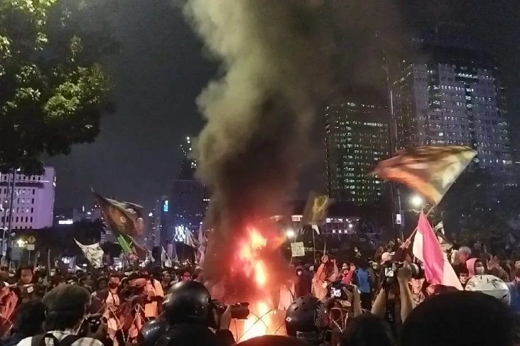 Unjuk Rasa di Patung...