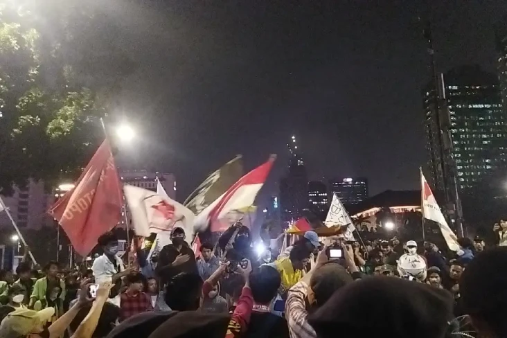 Massa Mahasiswa Bertahan...
