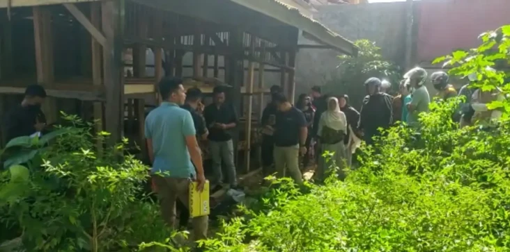 Mayat Tanpa Baju Tergeletak...