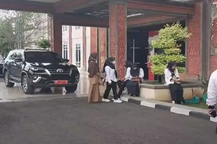 Ratusan Guru di Mura...