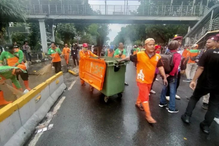 2 Ton Sampah Diangkut...