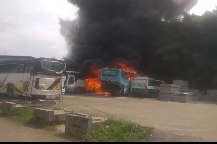 4 Bus Terbakar di Bengkel...