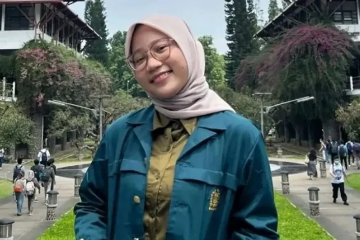 Zara Pakai Jaket Almamater,...