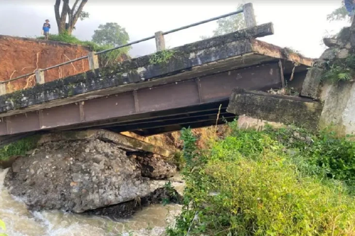 Jembatan Penghubung...