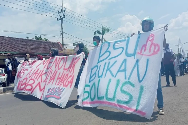 Tolak Kenaikan Harga...