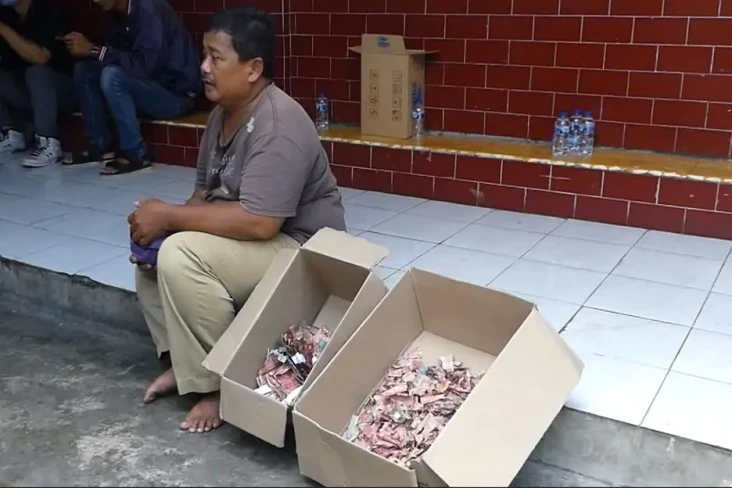 Uang Tabungan Ludes...