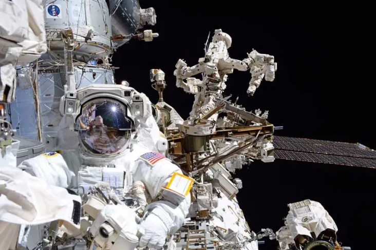 Baju Astronot Buatan...