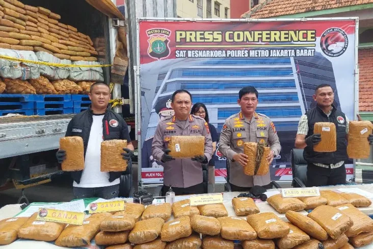 Polres Jakbar Amankan...