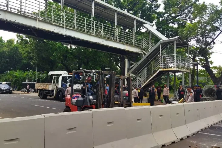 Pengunjuk Rasa Tak Kunjung...