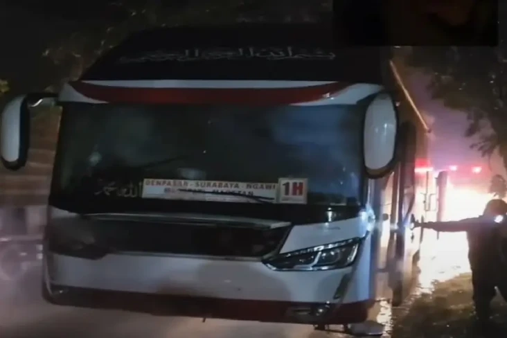 Bus AKAP Terbakar di...