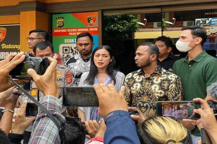 Artis Jessica Iskandar...