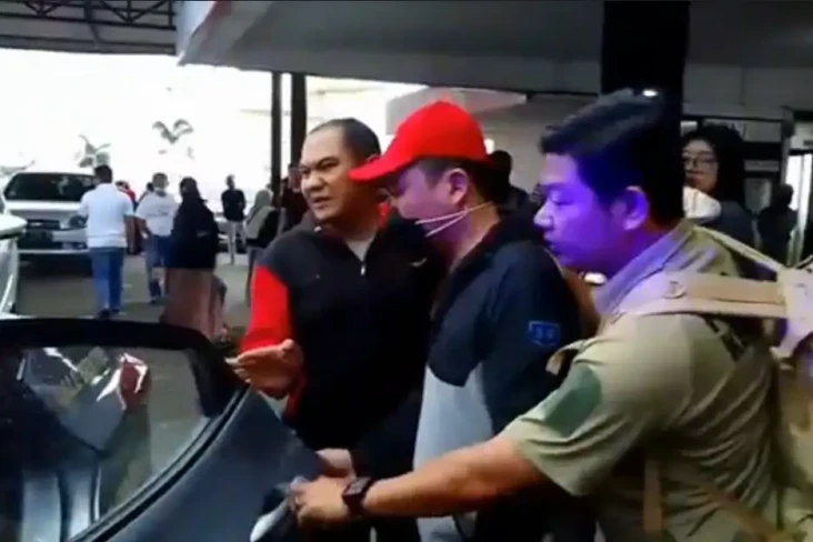 Curi Dompet Berisi Uang...