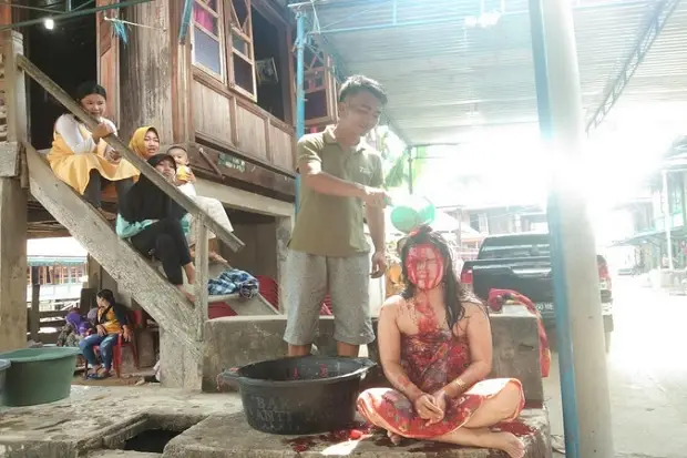 Ritual Mandi Darah,...