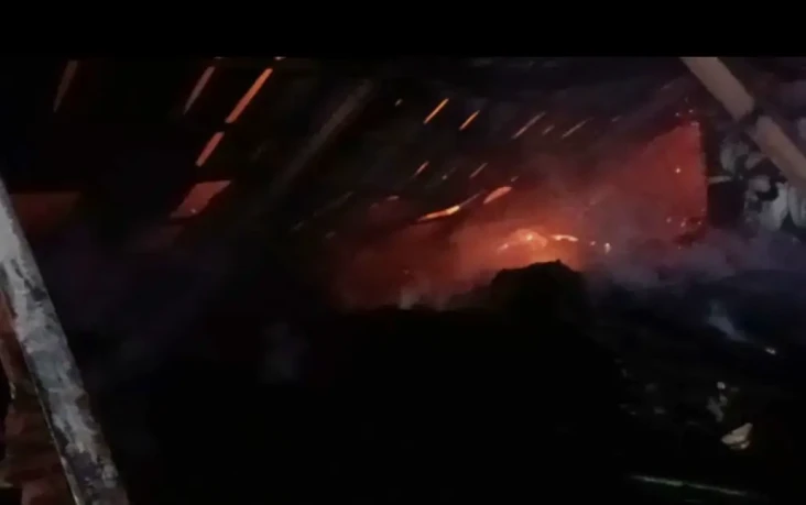 8 Jam Lebih Api Masih...