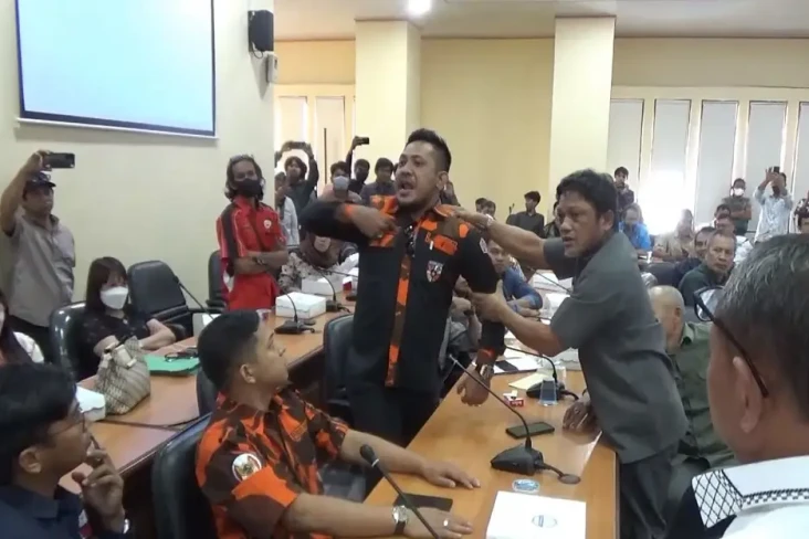 Setelah Ricuh saat Rapat...