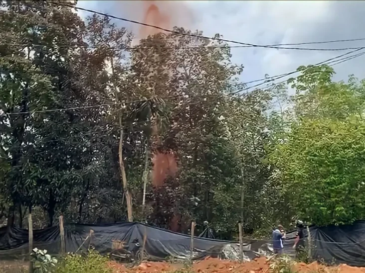 Semburan Minyak Mentah...