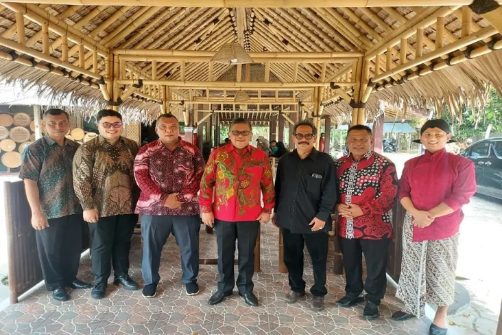 Hasto Imbau Kepala Daerah...
