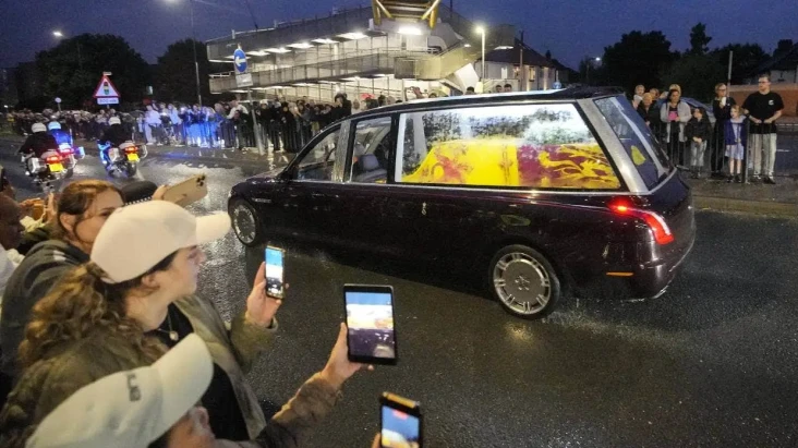 Mobil Jenazah Ratu Elizabeth...