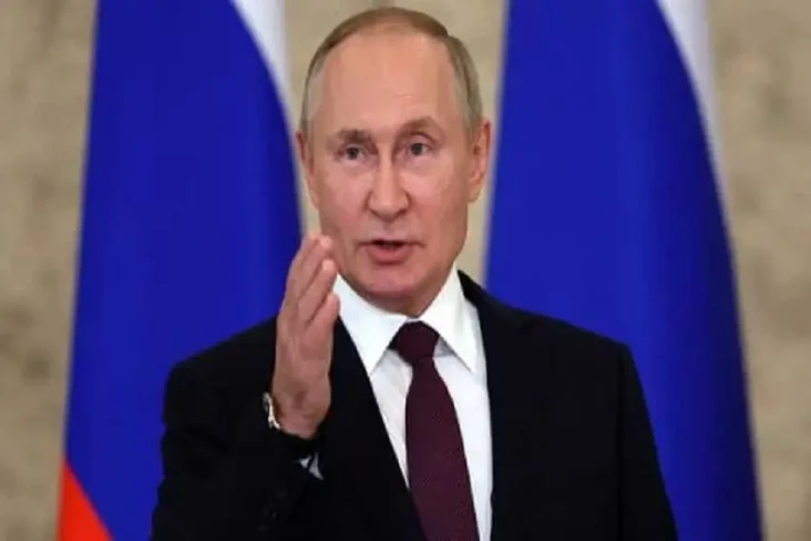 Sambil Tersenyum, Putin...