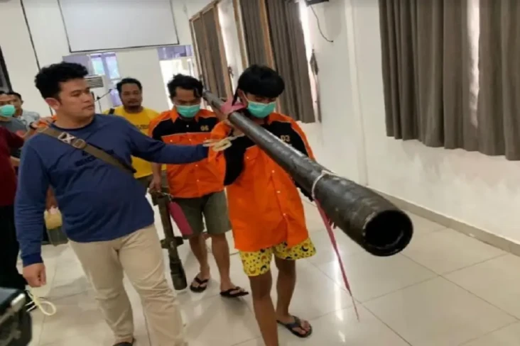 Semburan Minyak Mentah...