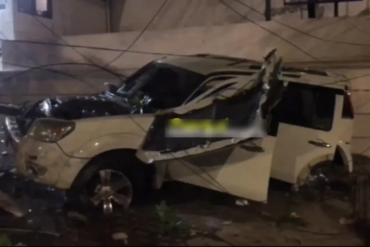 Mobil Mewah Hancur Parah...