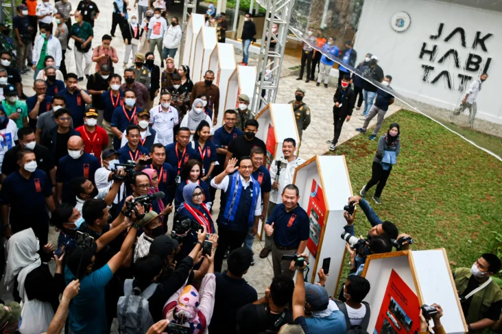 Anies Resmikan Taman...