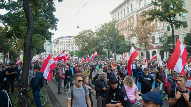 Puluhan Ribu Warga Austria...