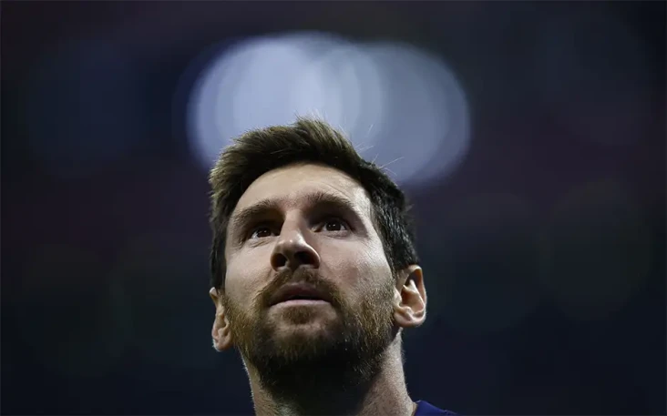 Lionel Messi Lewati...