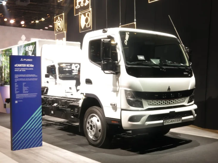 Fuso Bawa Truk eCanter...