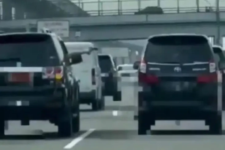 Pengemudi Mobil Dinas...