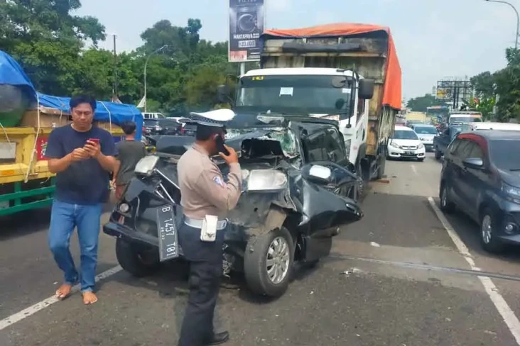 Diduga Gagal Rem, Truk...