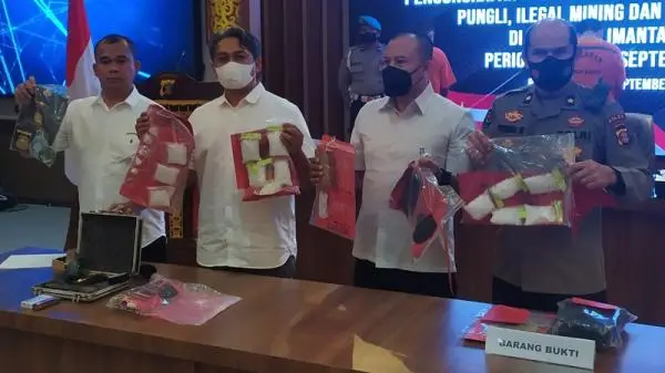 Pakai Atribut Polisi...