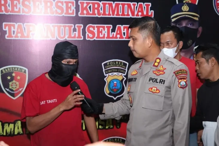 Penuh Nafsu Pamer Kemaluan...