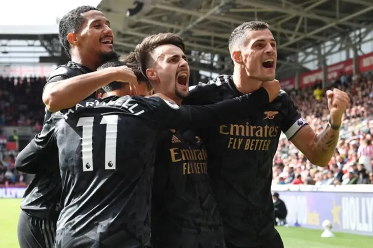 Takhta Arsenal Belum...