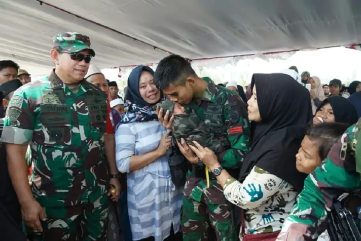 Mengharukan, Dua Prajurit...