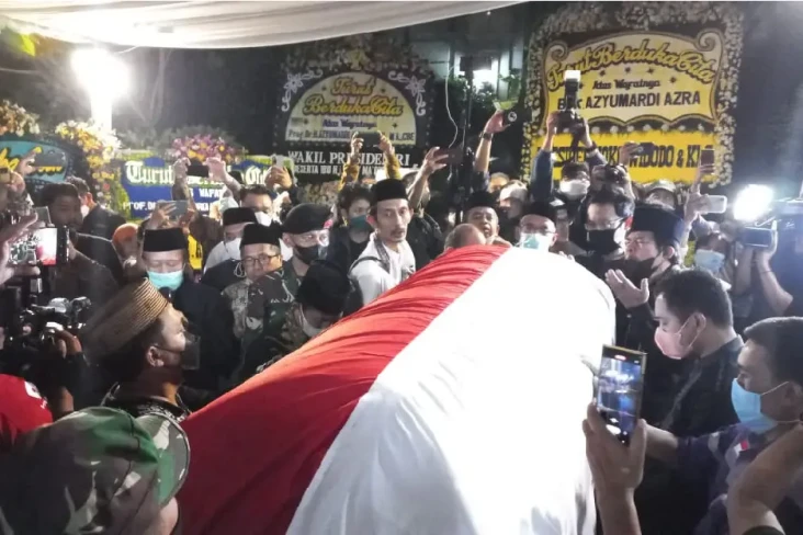 Tiba di Rumah Duka,...