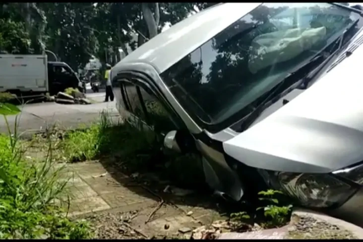 Pecah Ban, Mobil Terperosok...