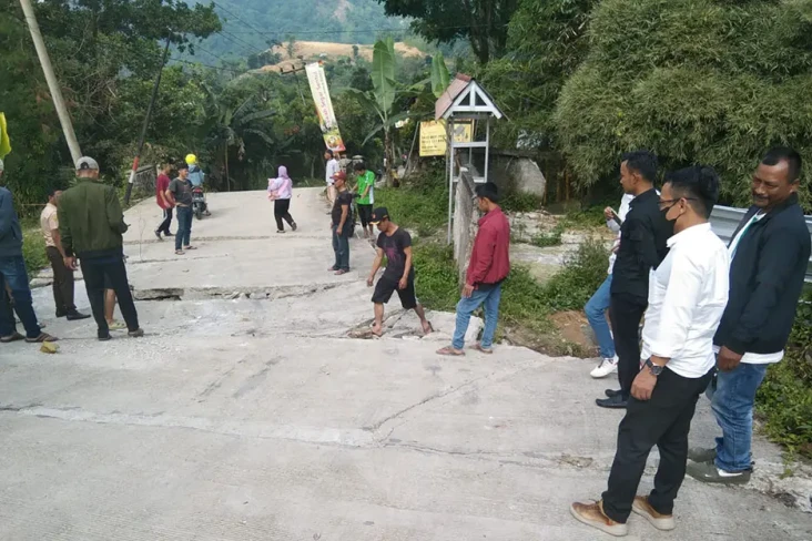 Pergerakan Tanah di...