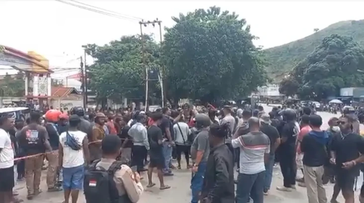 Massa Pendukung Lukas...